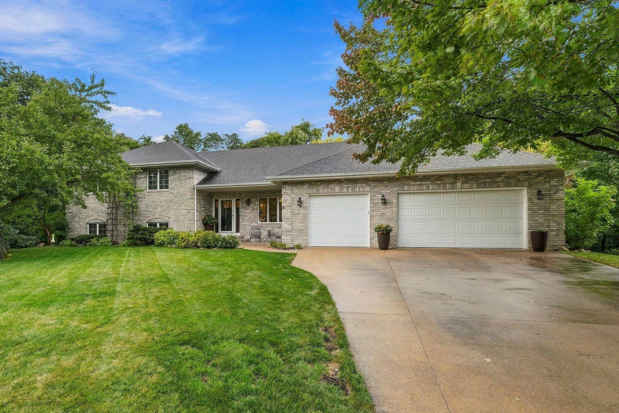 2580 Brinkhaus ST, Chaska, MN 55318