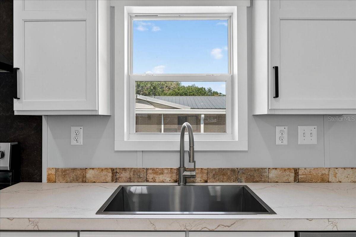 2207 HIALEAH AVE, Leesburg, FL 34748