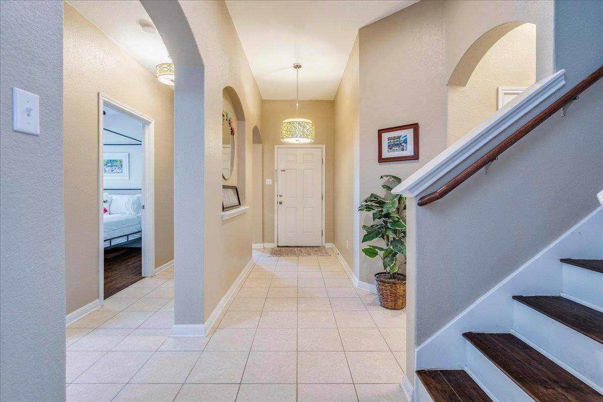 172 Mistflower LN, Kyle, TX 78640