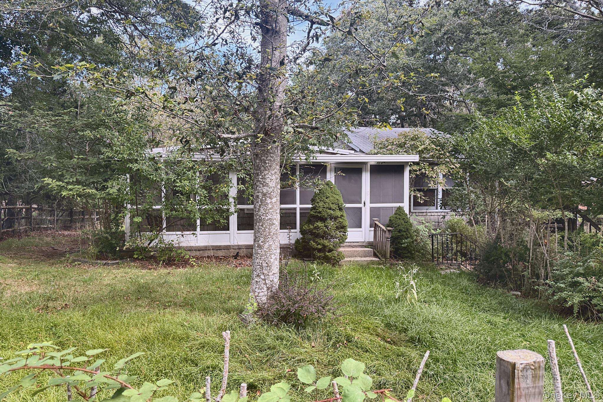 11 Robinhood LN, Southampton, NY 11968
