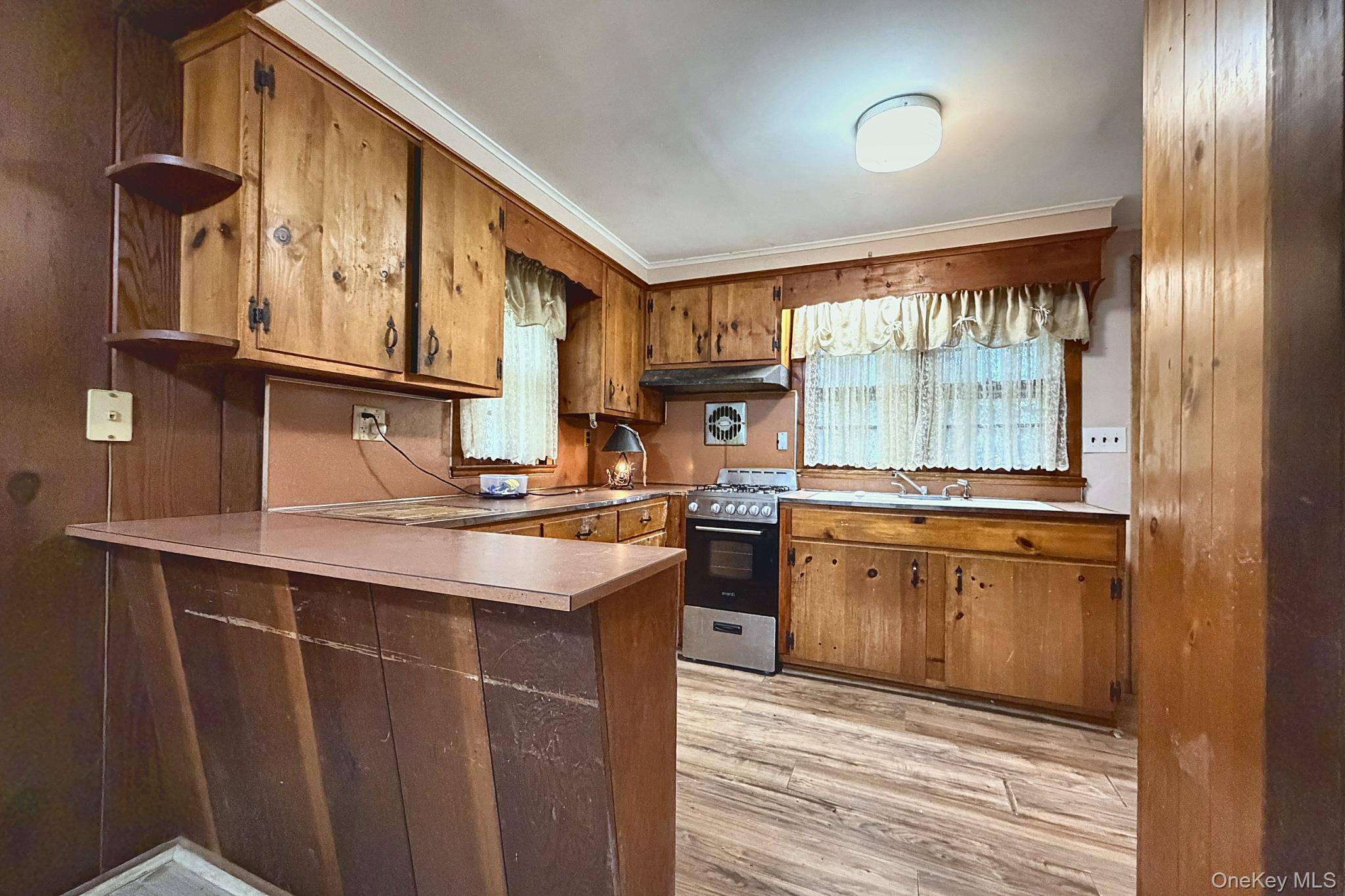 11 Robinhood LN, Southampton, NY 11968