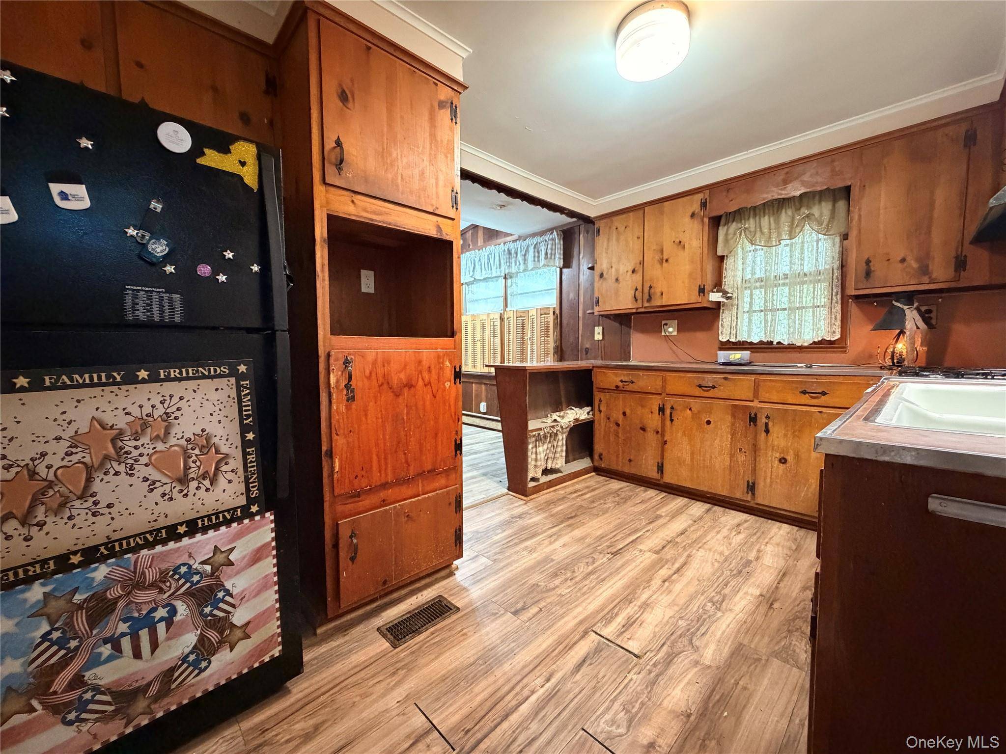 11 Robinhood LN, Southampton, NY 11968