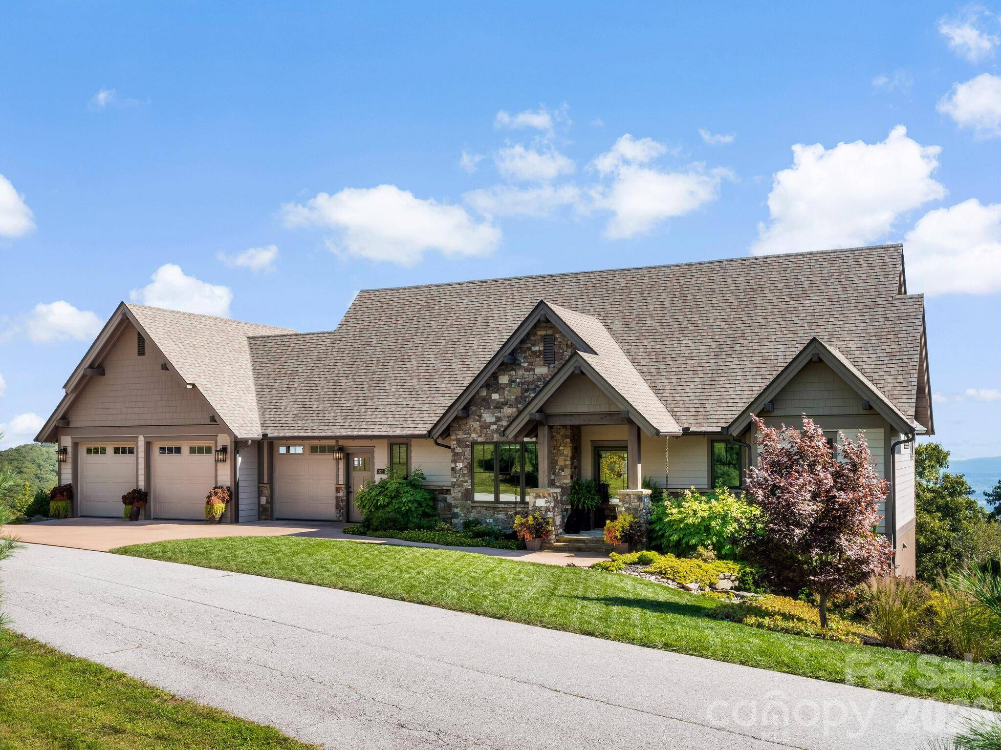 320 Summerset DR, Hendersonville, NC 28792
