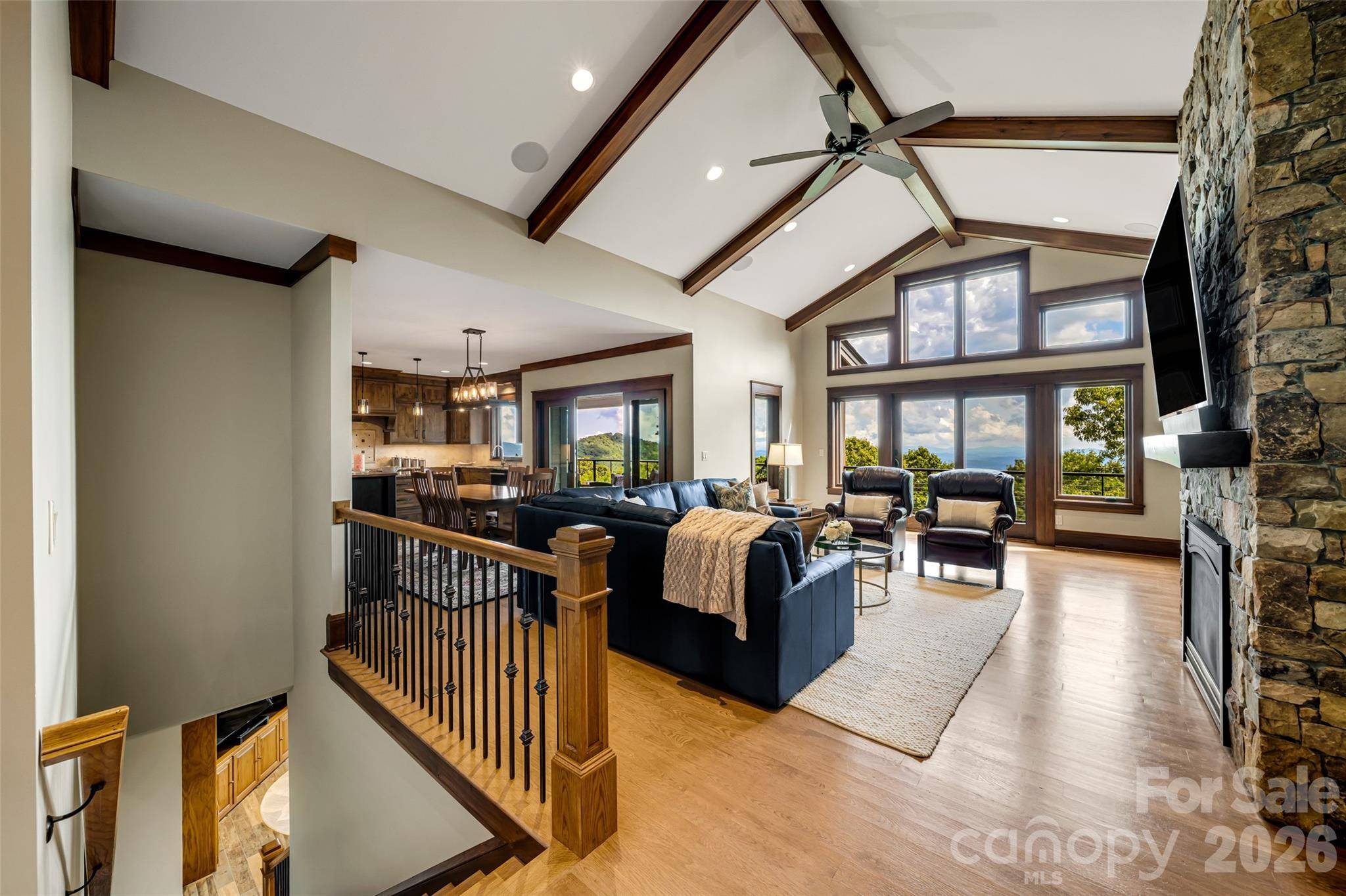 320 Summerset DR, Hendersonville, NC 28792