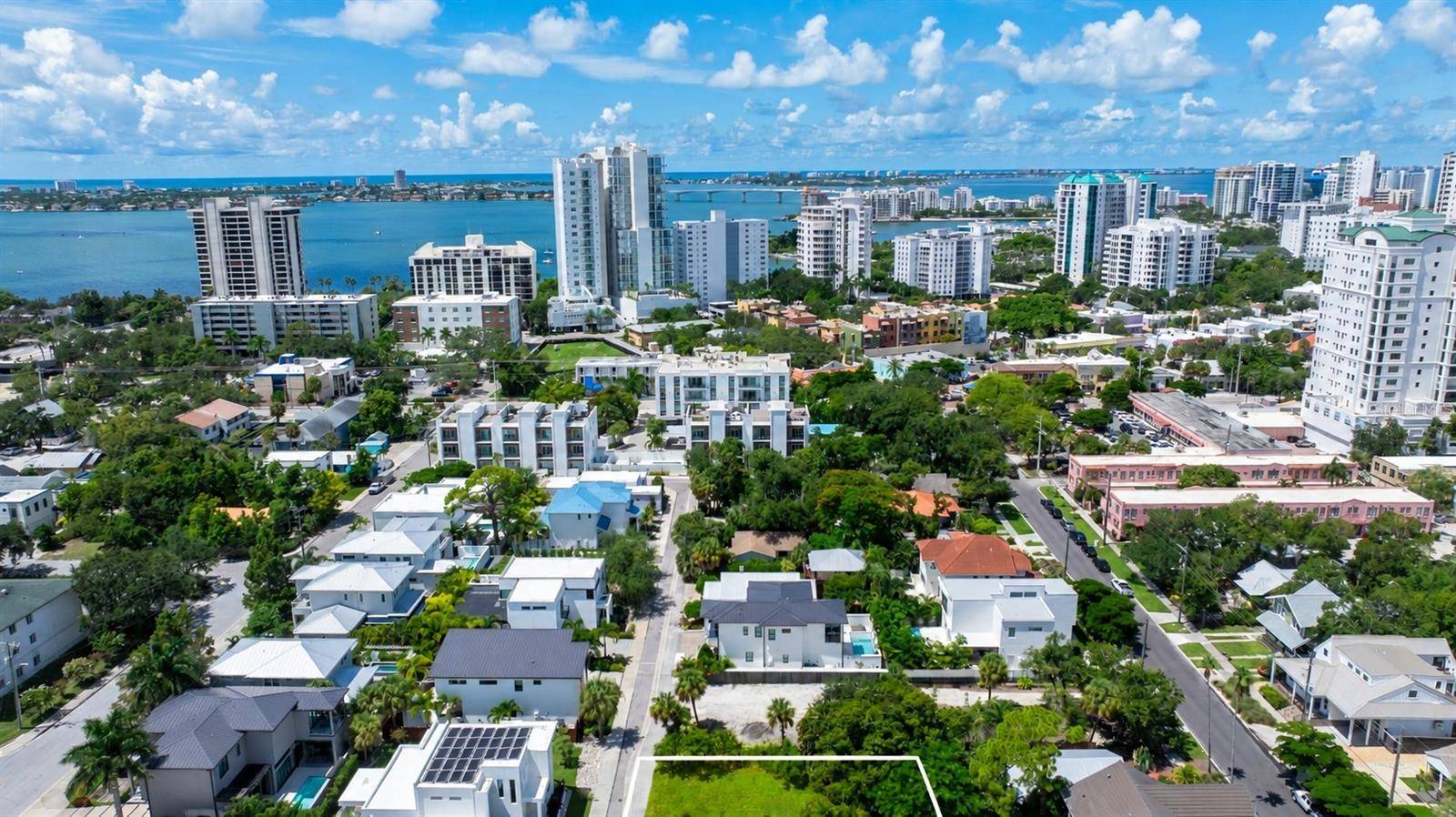 1677 DEVONSHIRE LN, Sarasota, FL 34236