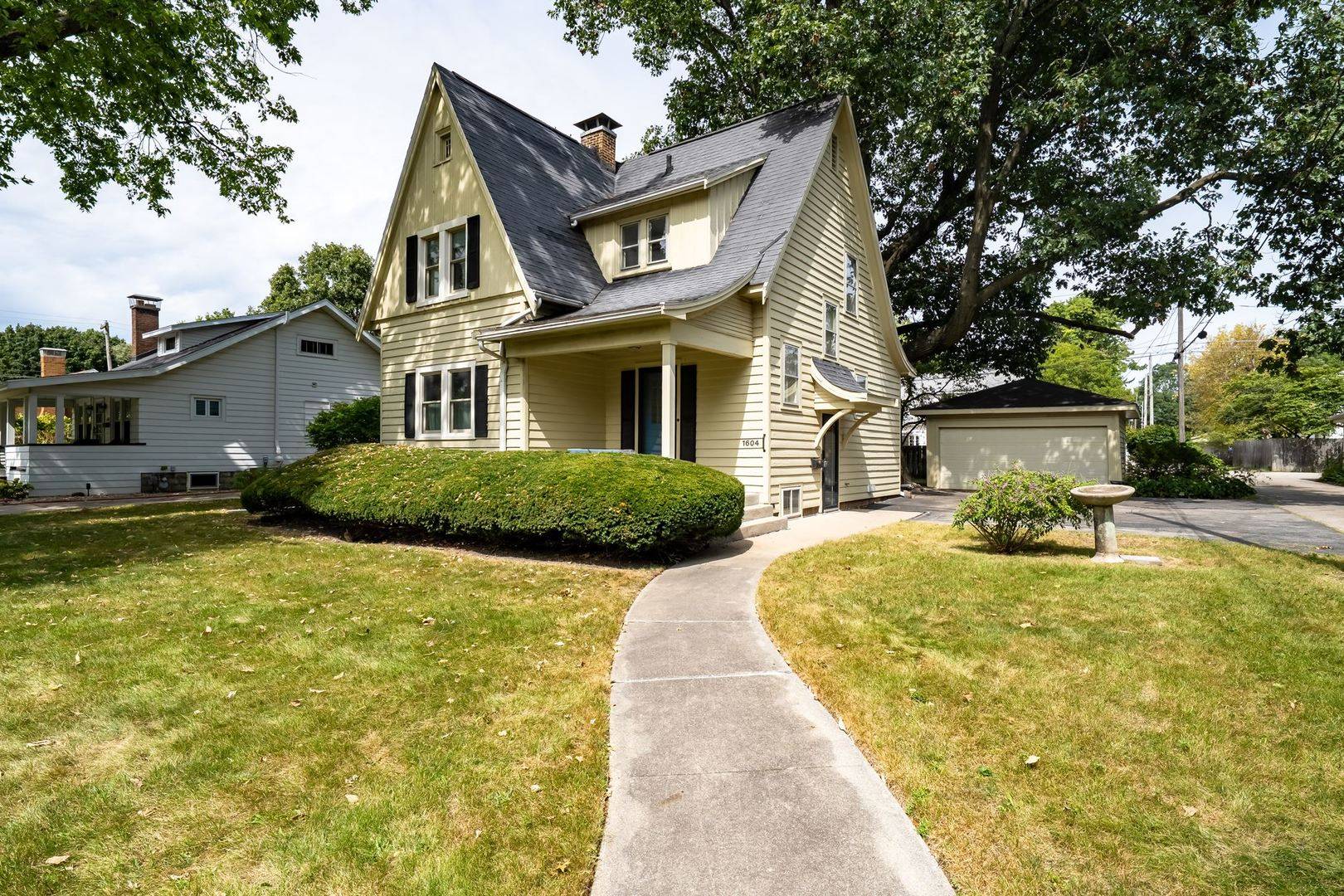 1604 E Jackson ST, Bloomington, IL 61701