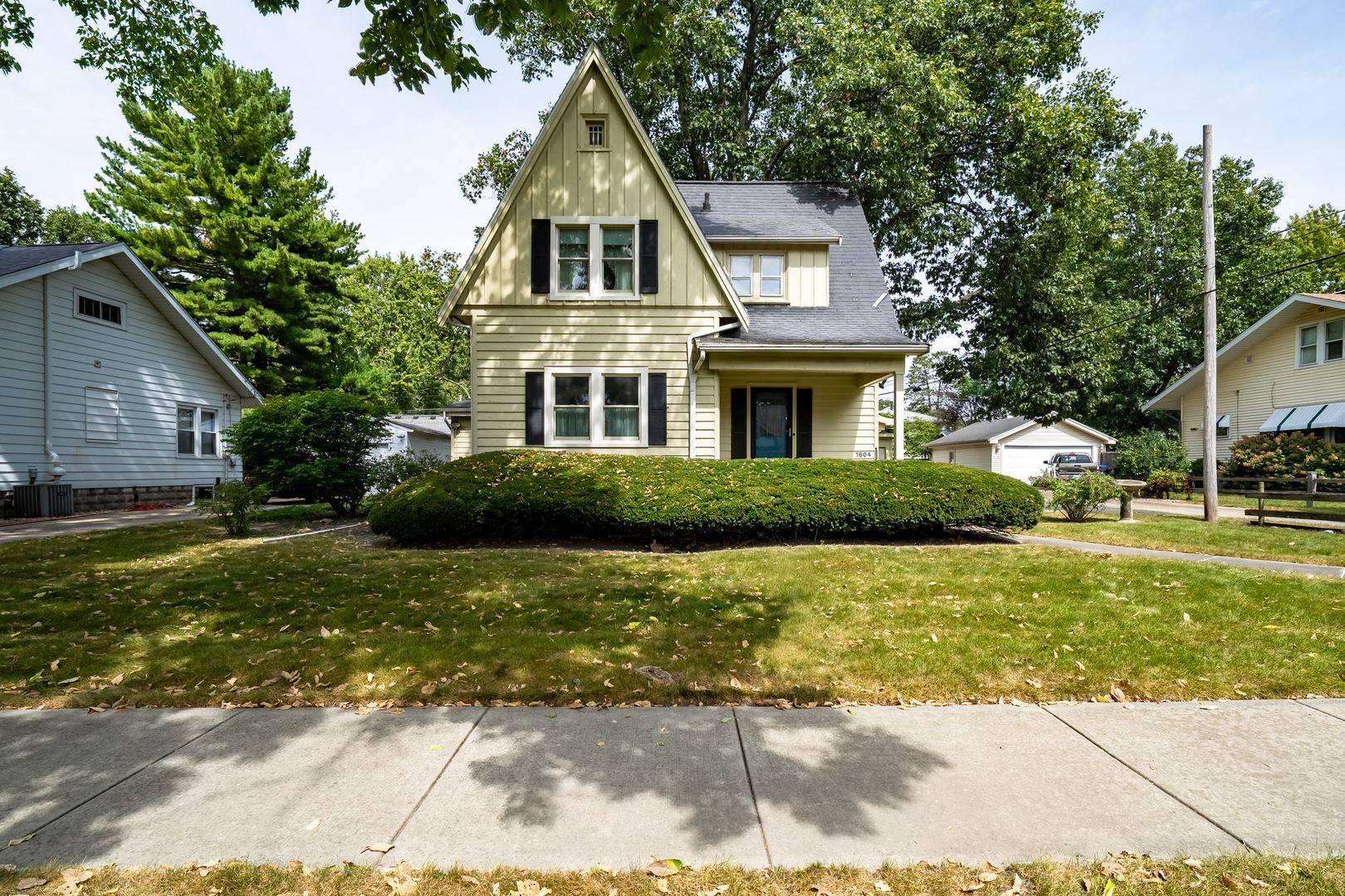 1604 E Jackson ST, Bloomington, IL 61701