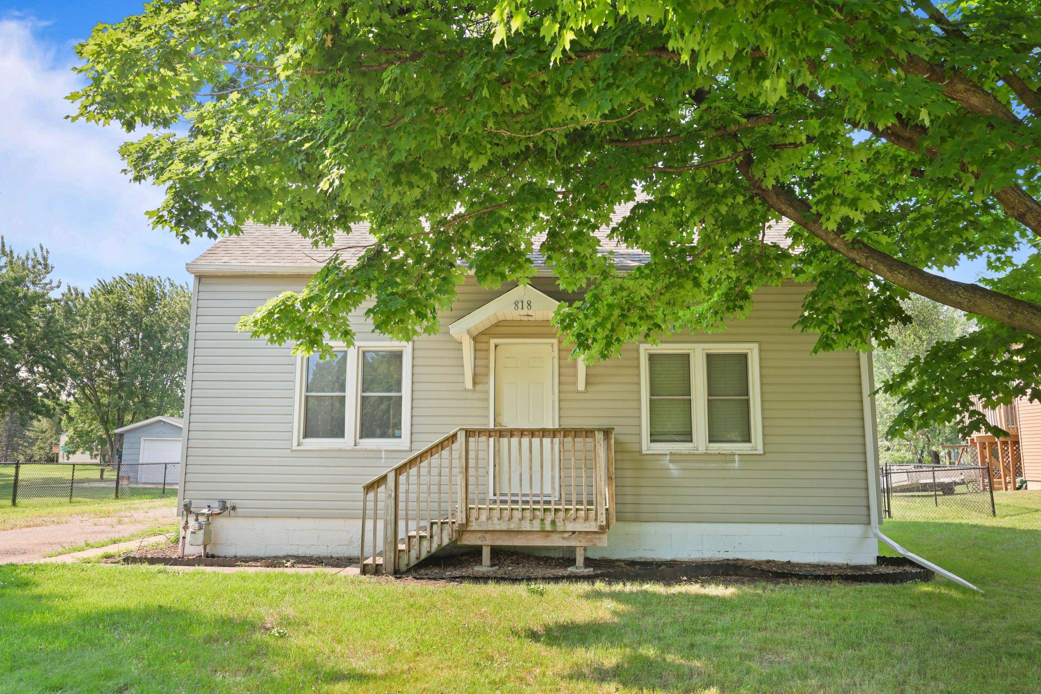 818 E Minnesota ST, Saint Joseph, MN 56374