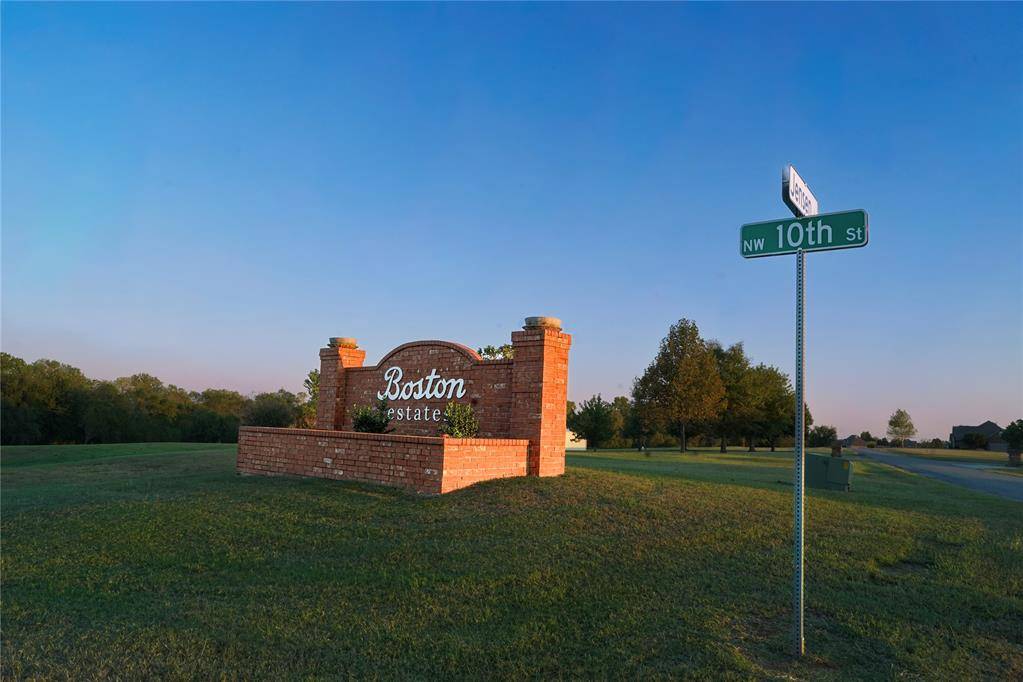 900 N Jensen LN, Yukon, OK 73099