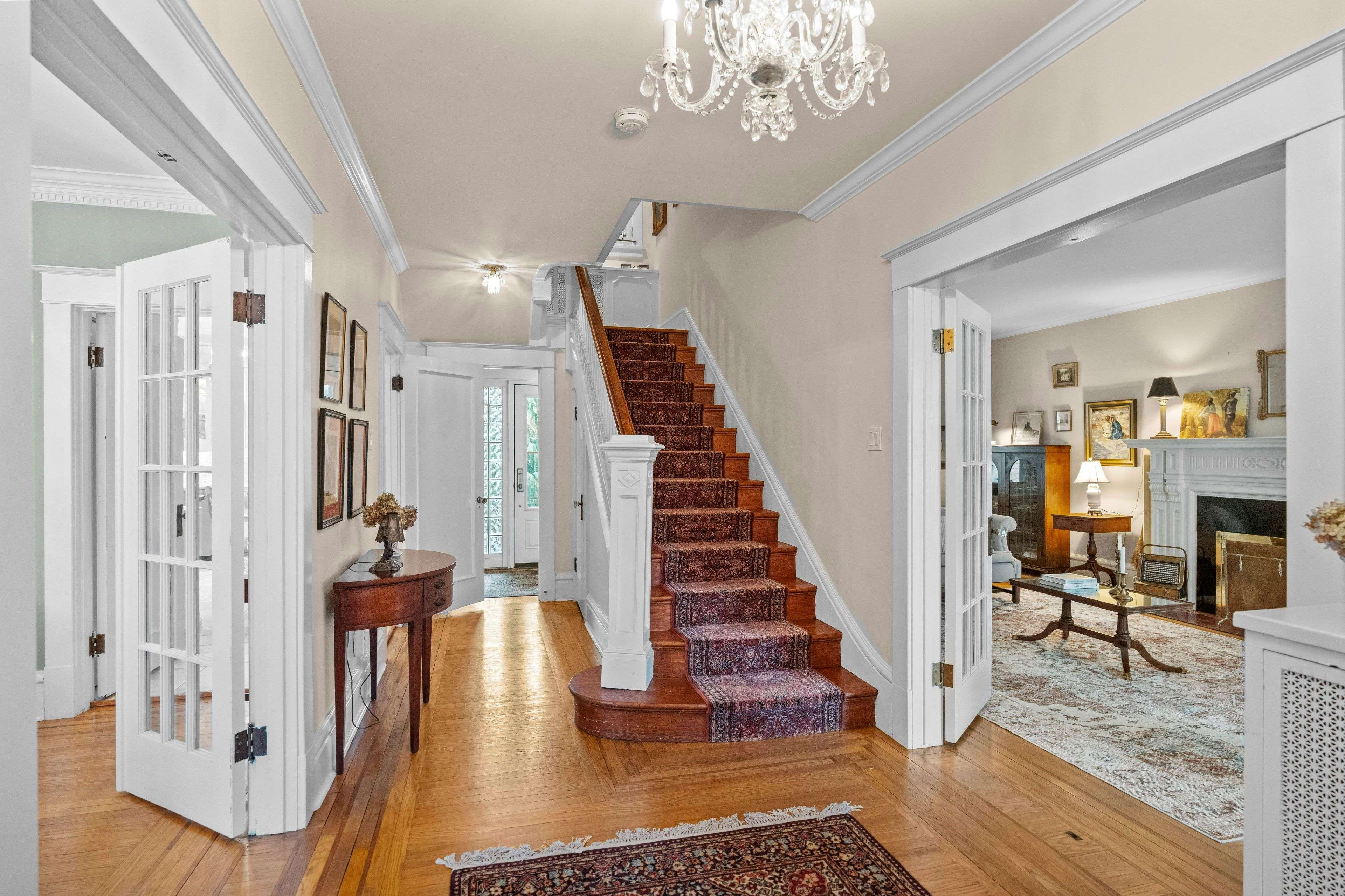 247 MacNab ST S, Hamilton, ON L8P 3E2