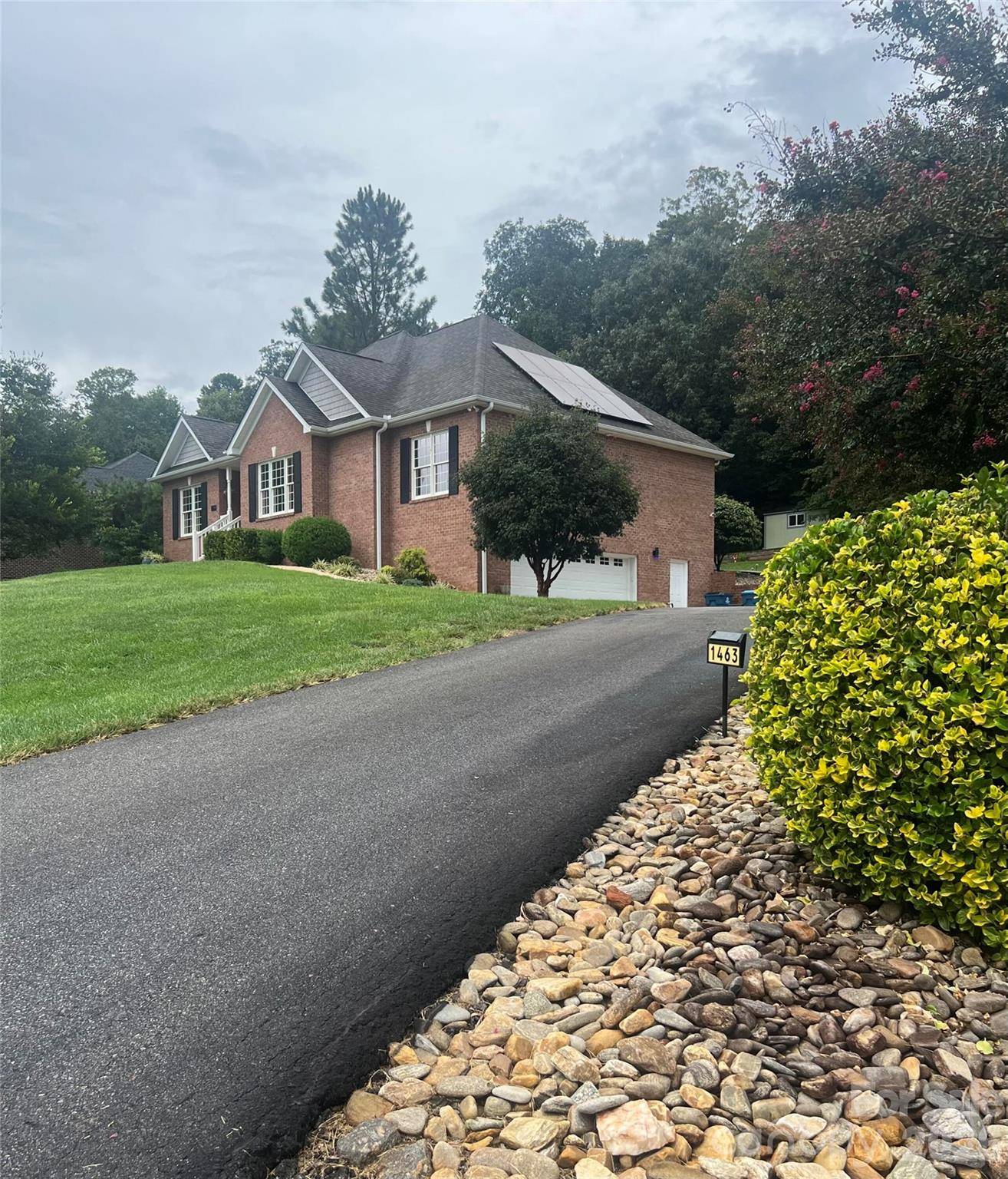 1463 Brookstone DR, Hickory, NC 28602