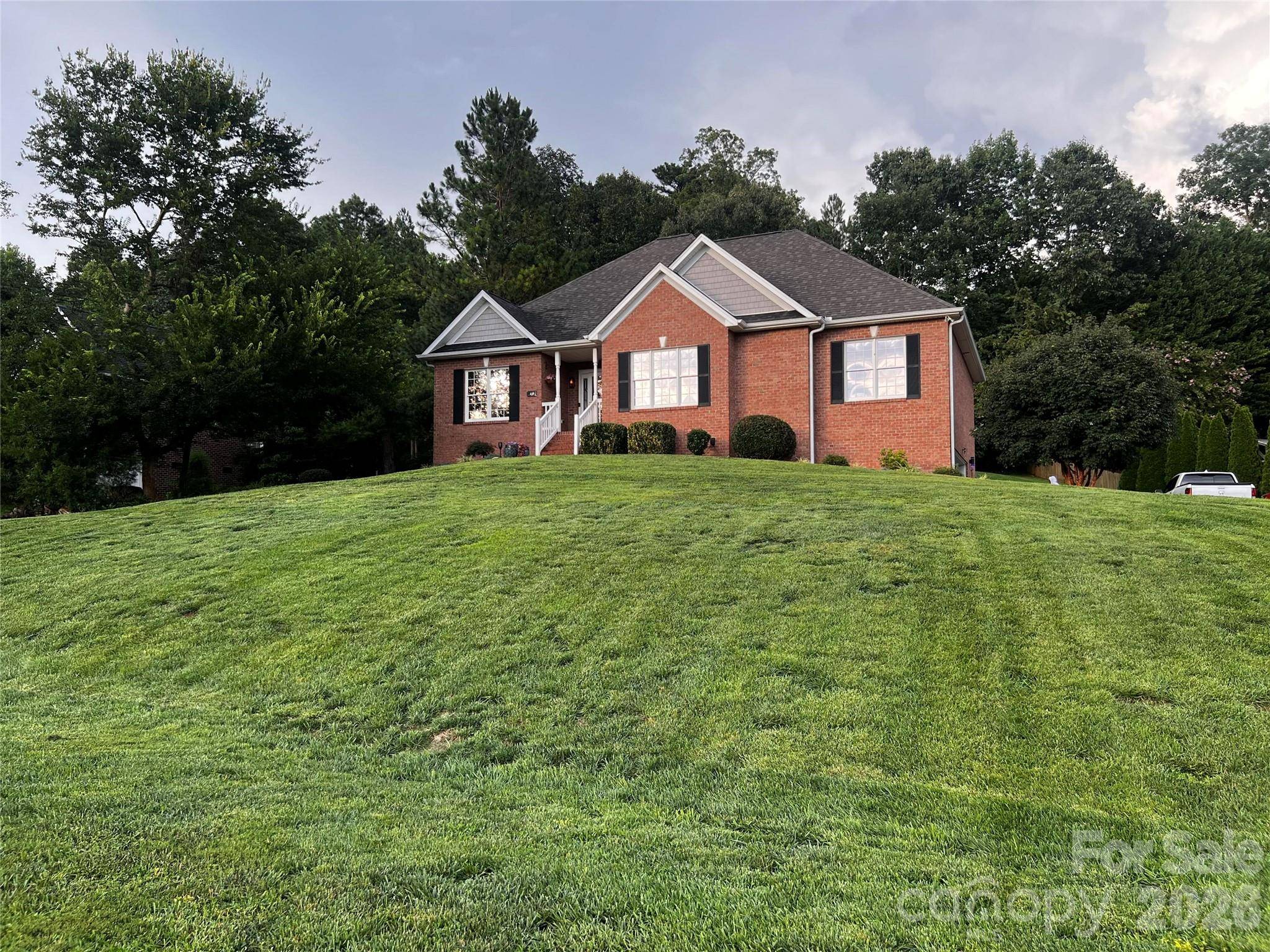 1463 Brookstone DR, Hickory, NC 28602