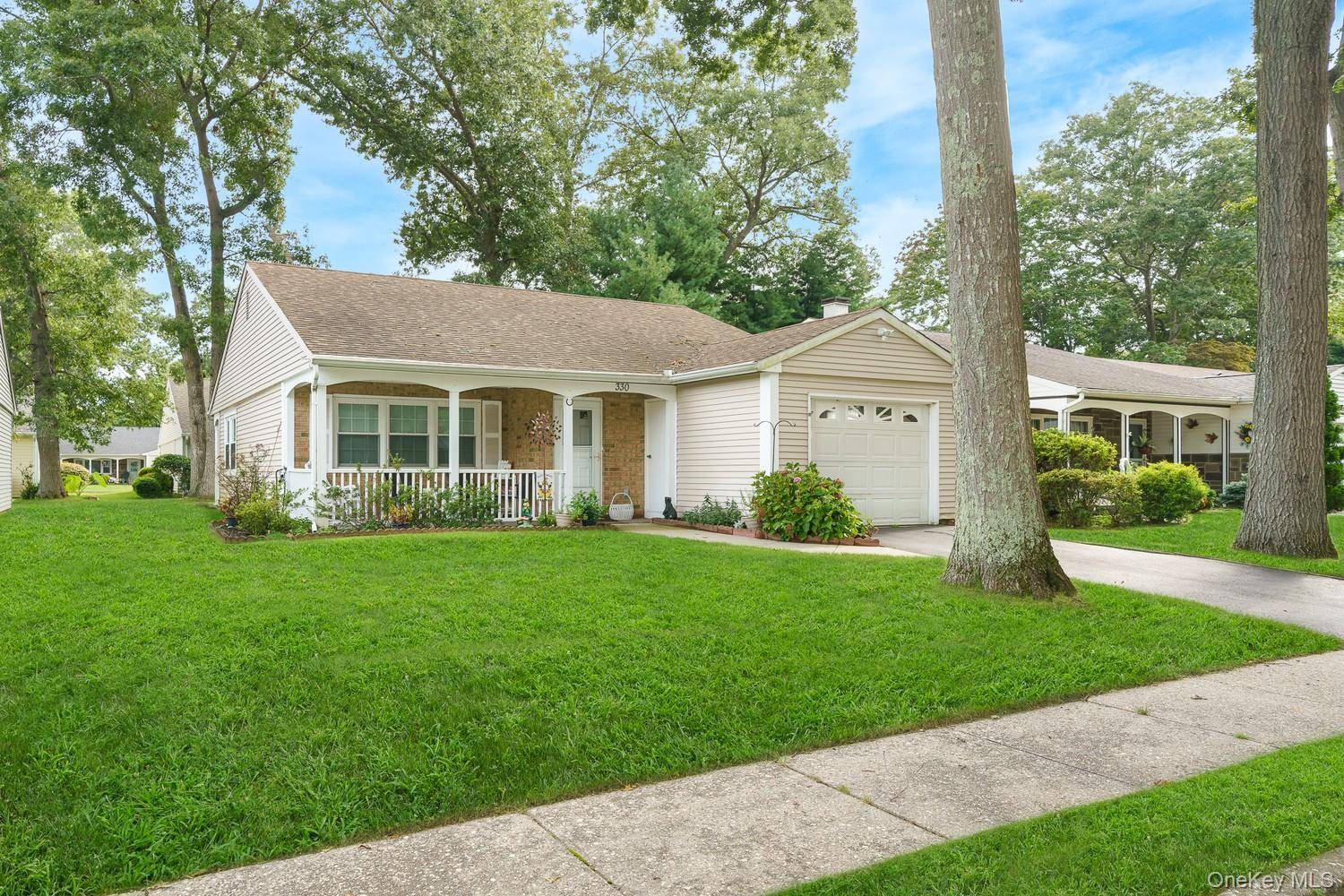 330 Brownfield DR, Ridge, NY 11961