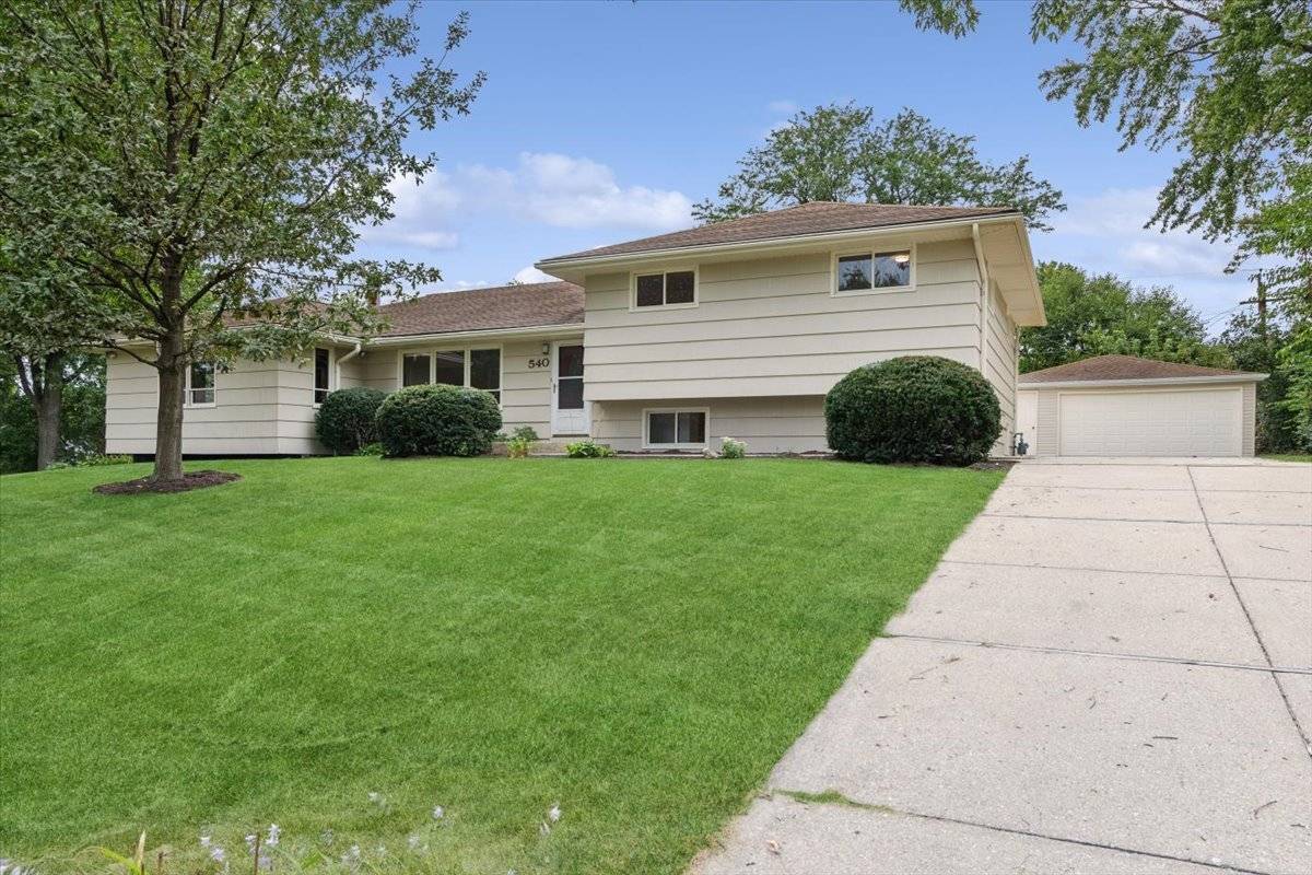 540 Bluebell CT, Lisle, IL 60532