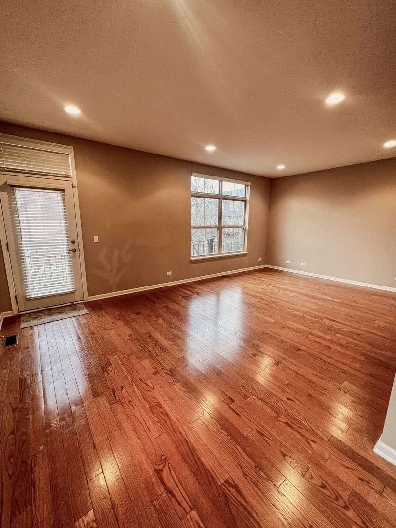 742 Summit LN, Vernon Hills, IL 60061