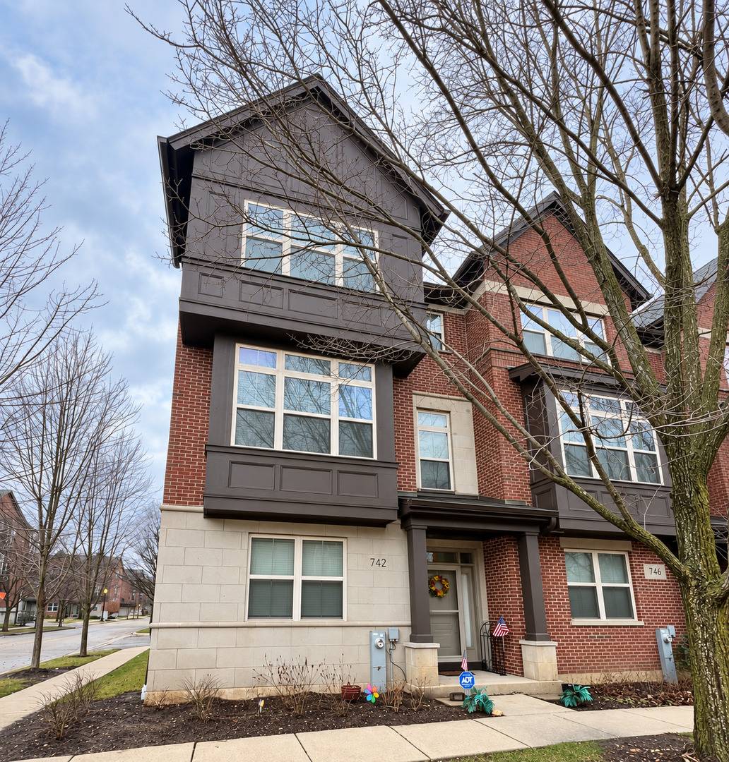742 Summit LN, Vernon Hills, IL 60061