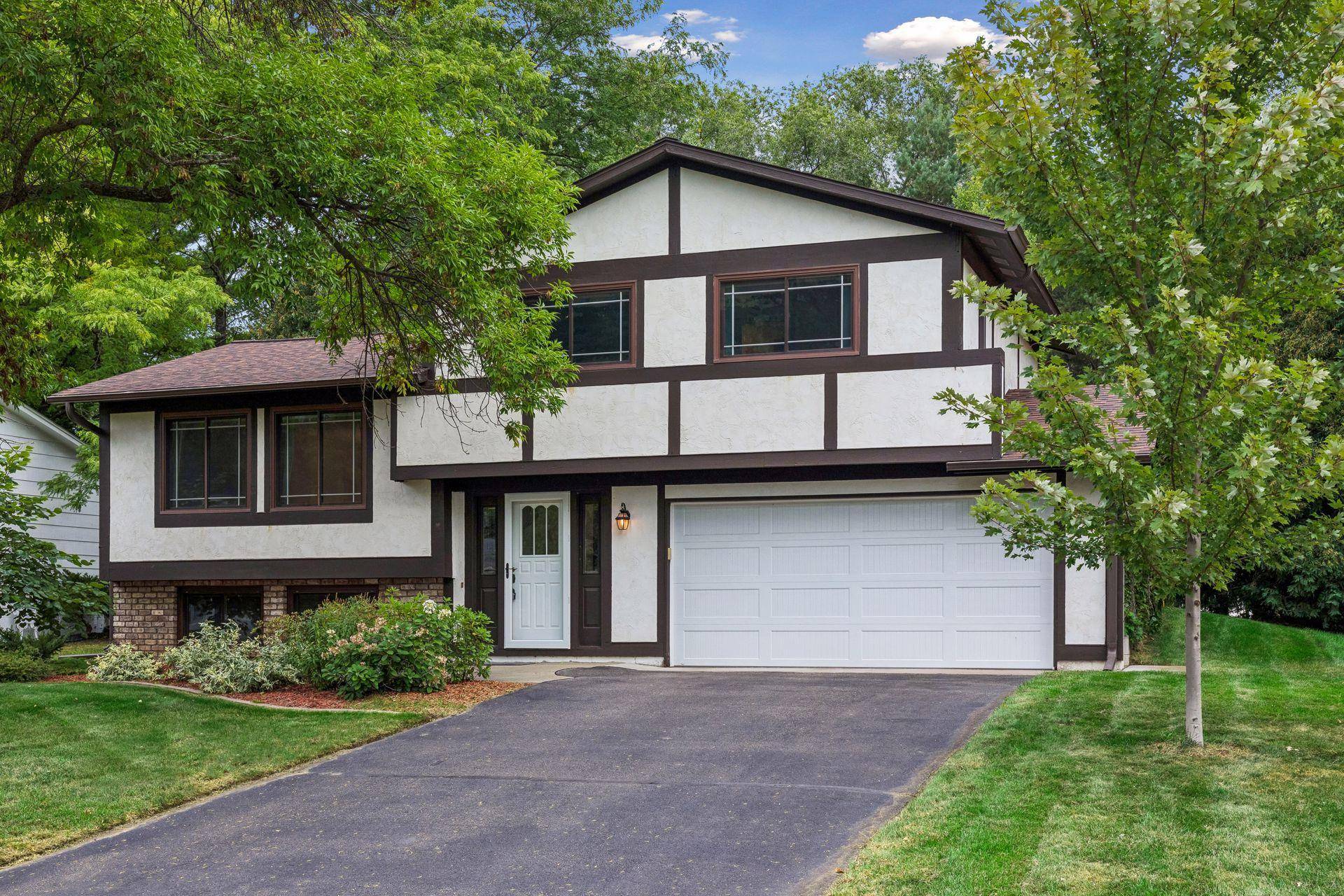 1013 Robinhood PL, Shoreview, MN 55126
