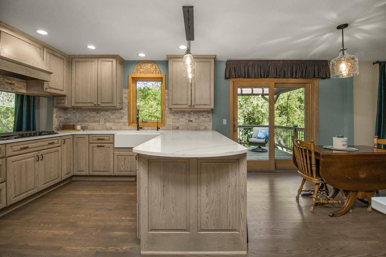 8610 Valley View CT, Chanhassen, MN 55317