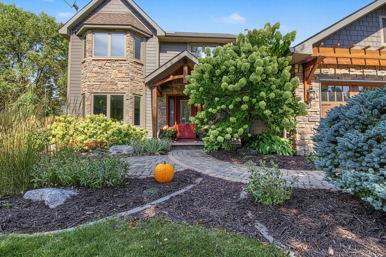 8610 Valley View CT, Chanhassen, MN 55317
