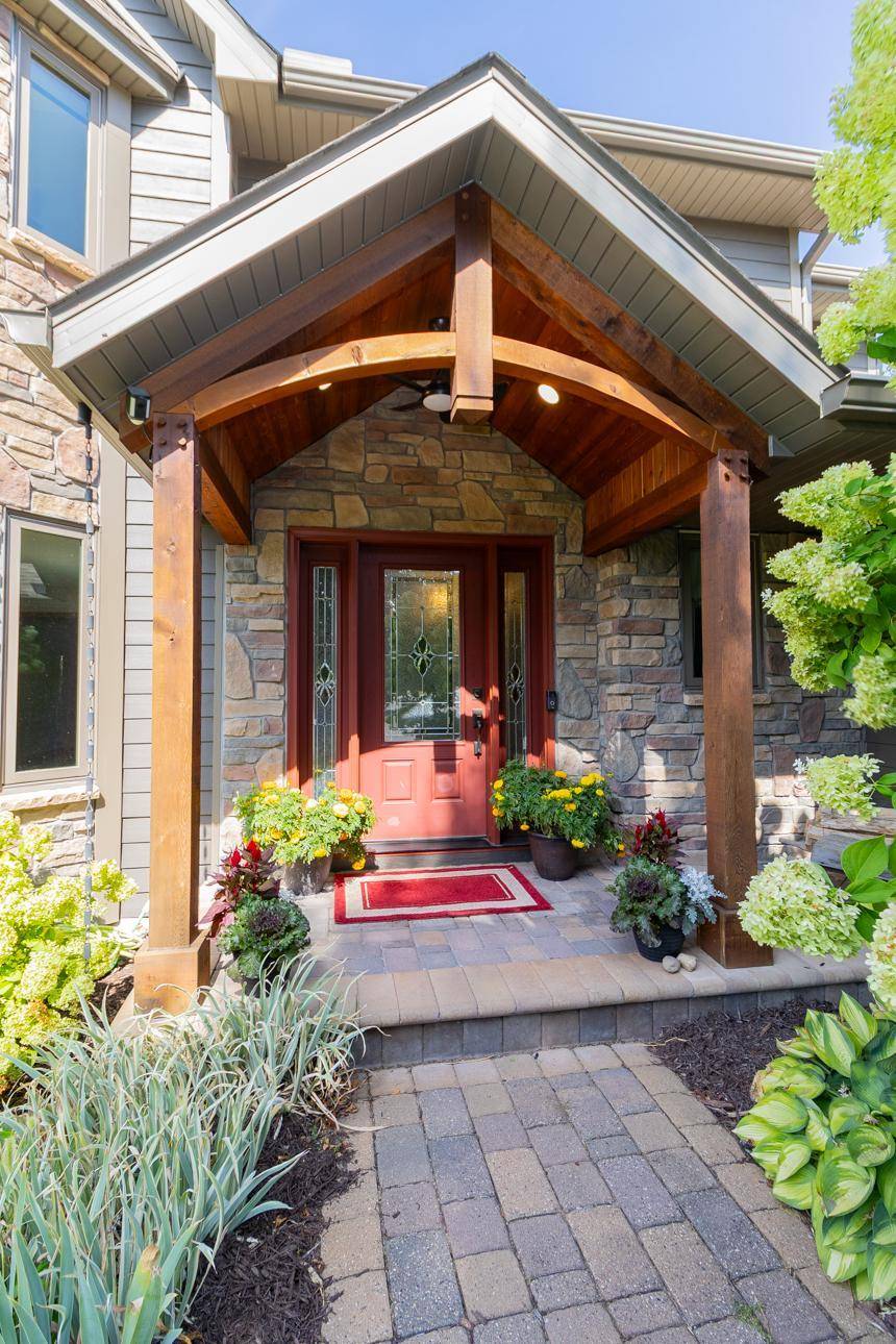 8610 Valley View CT, Chanhassen, MN 55317