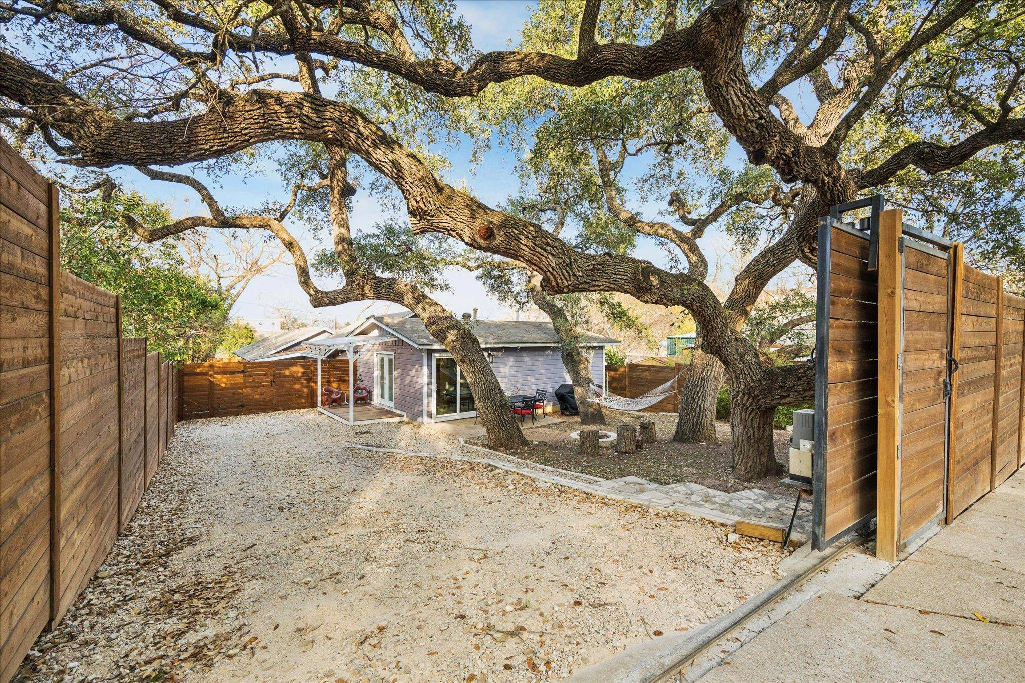 211 Lessin LN #C, Austin, TX 78704