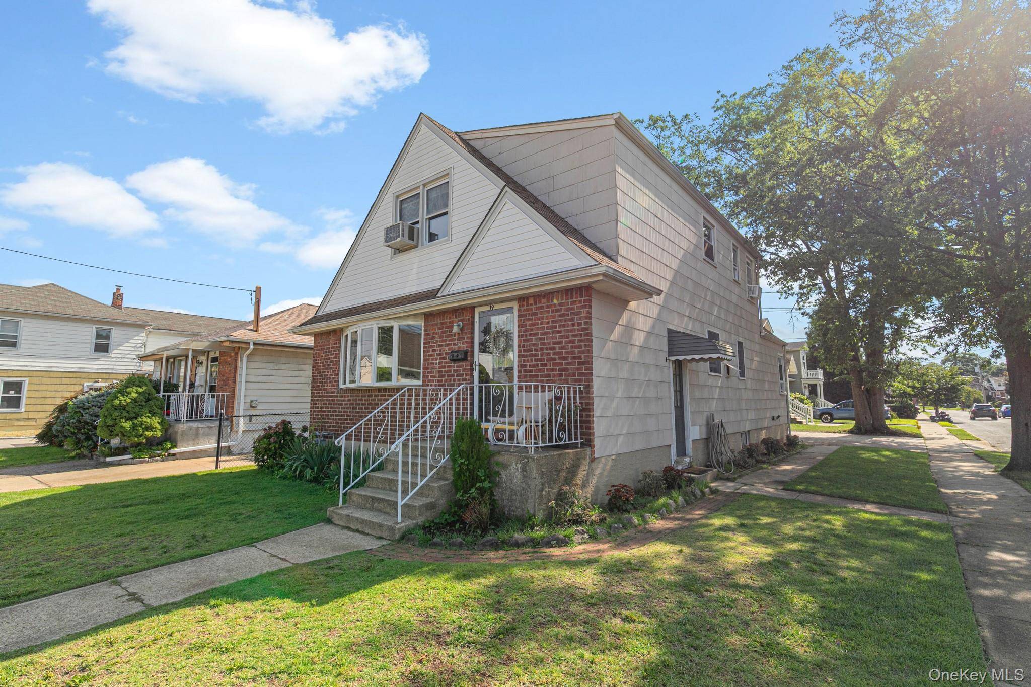 19 Acorn PL, Lynbrook, NY 11563