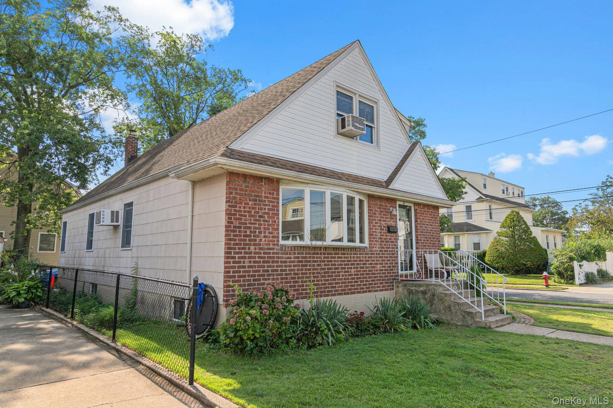 19 Acorn PL, Lynbrook, NY 11563