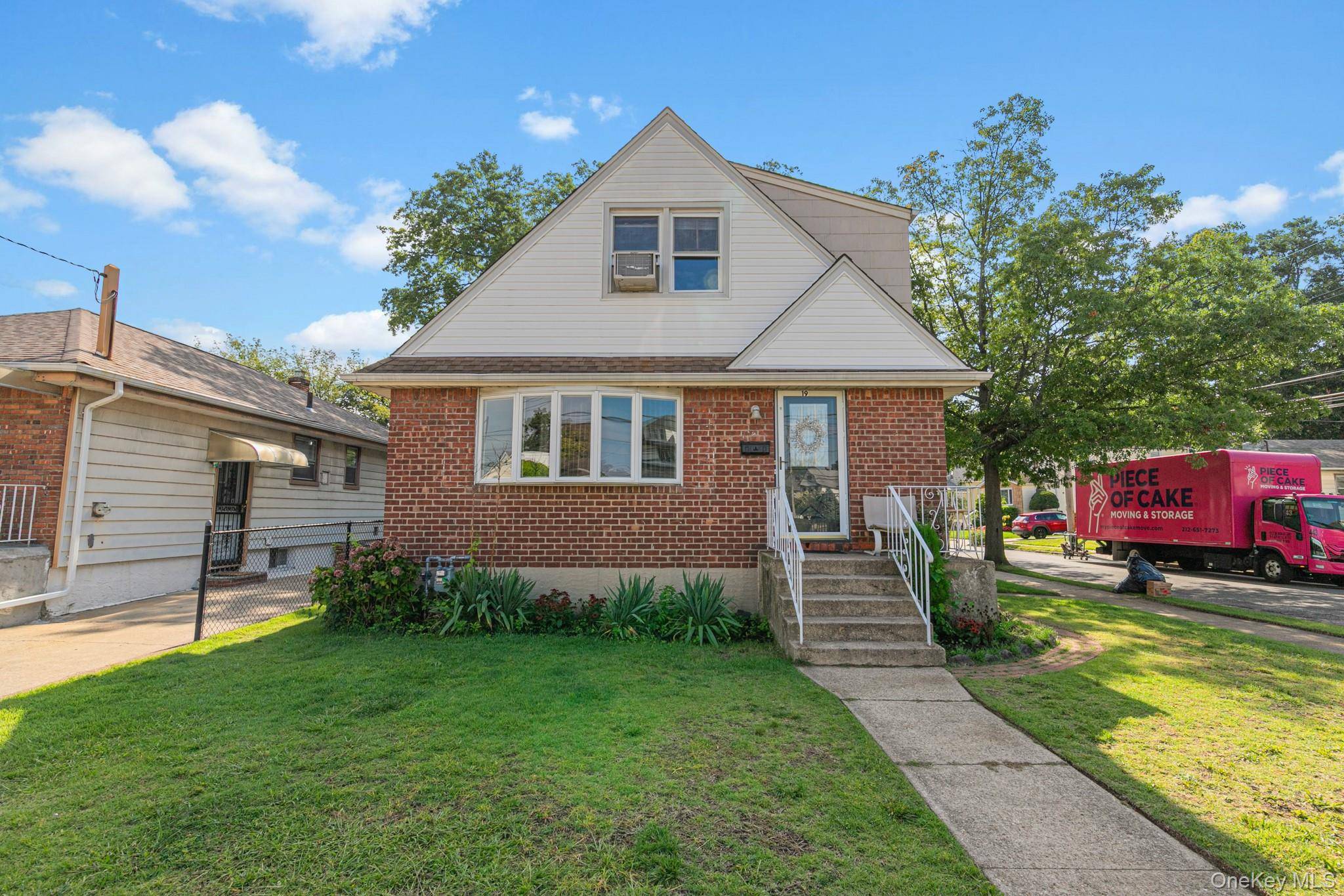 19 Acorn PL, Lynbrook, NY 11563