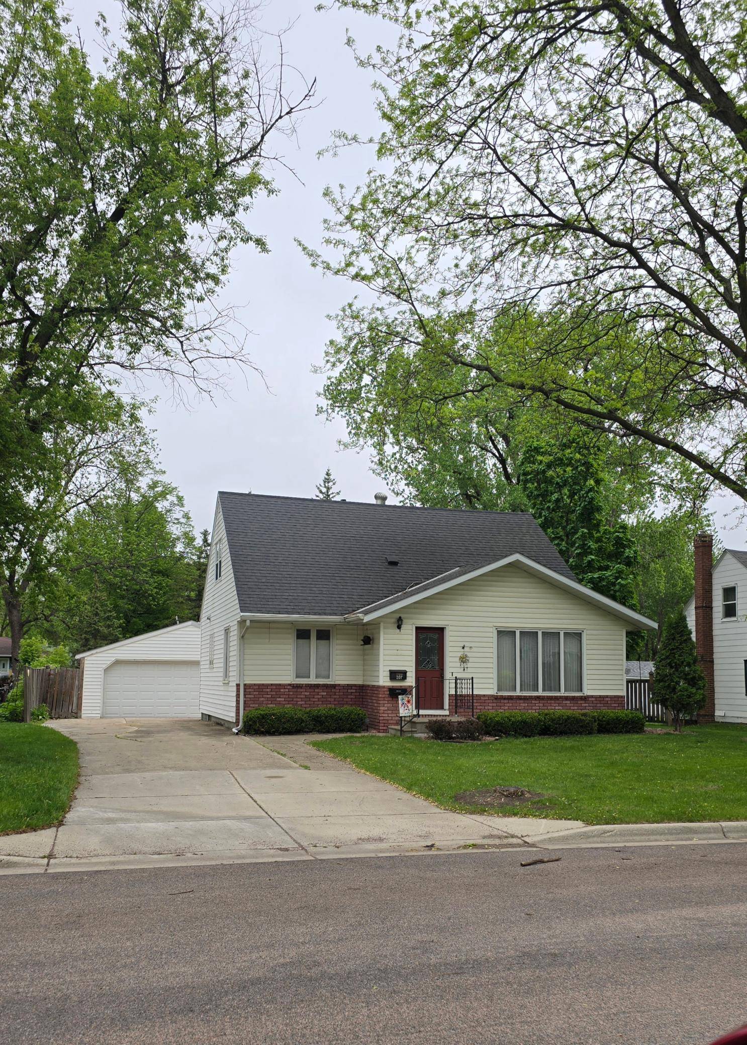 207 E Lyon ST, Marshall, MN 56258