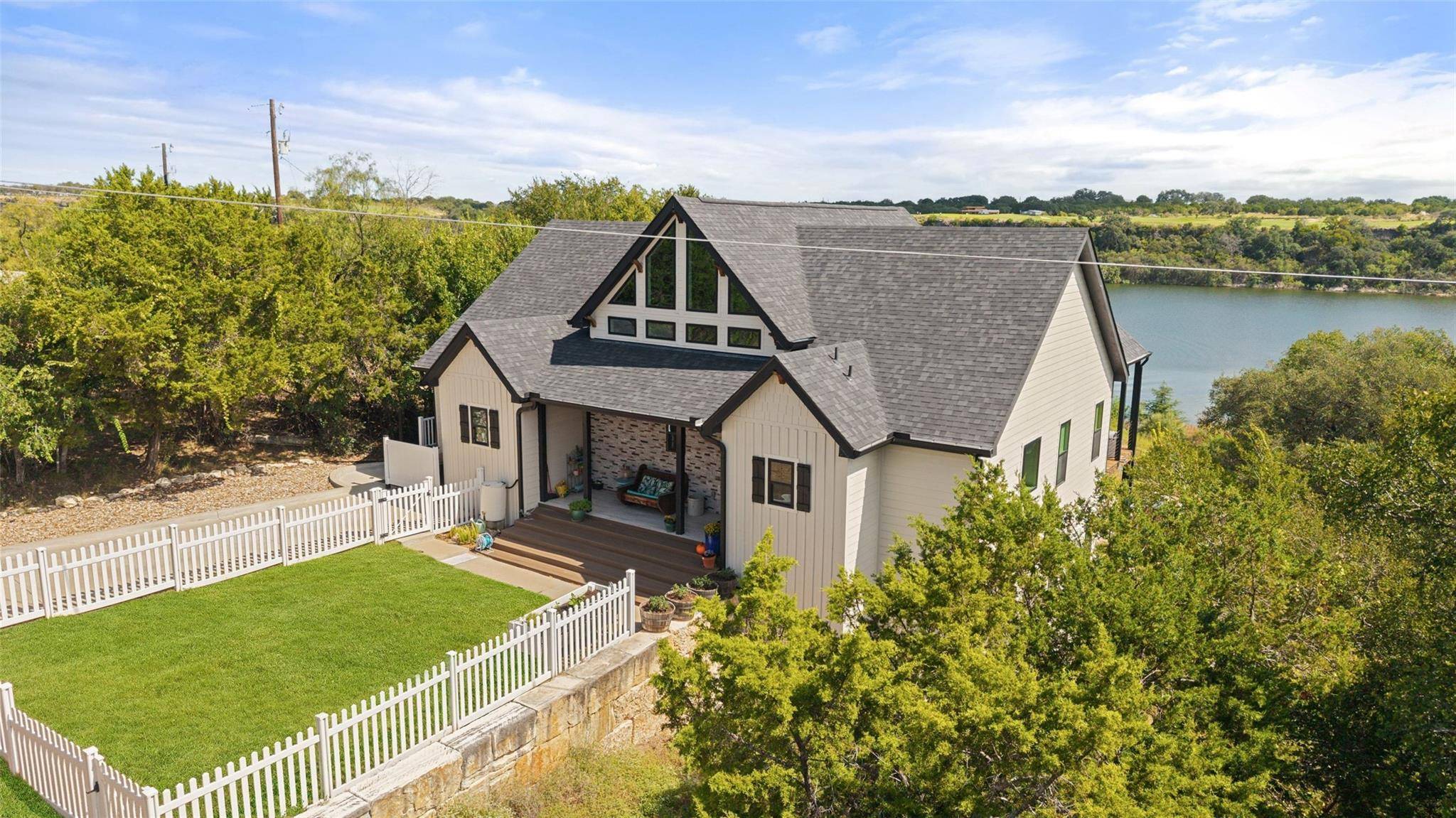 1289 Lakeshore DR, Spicewood, TX 78669