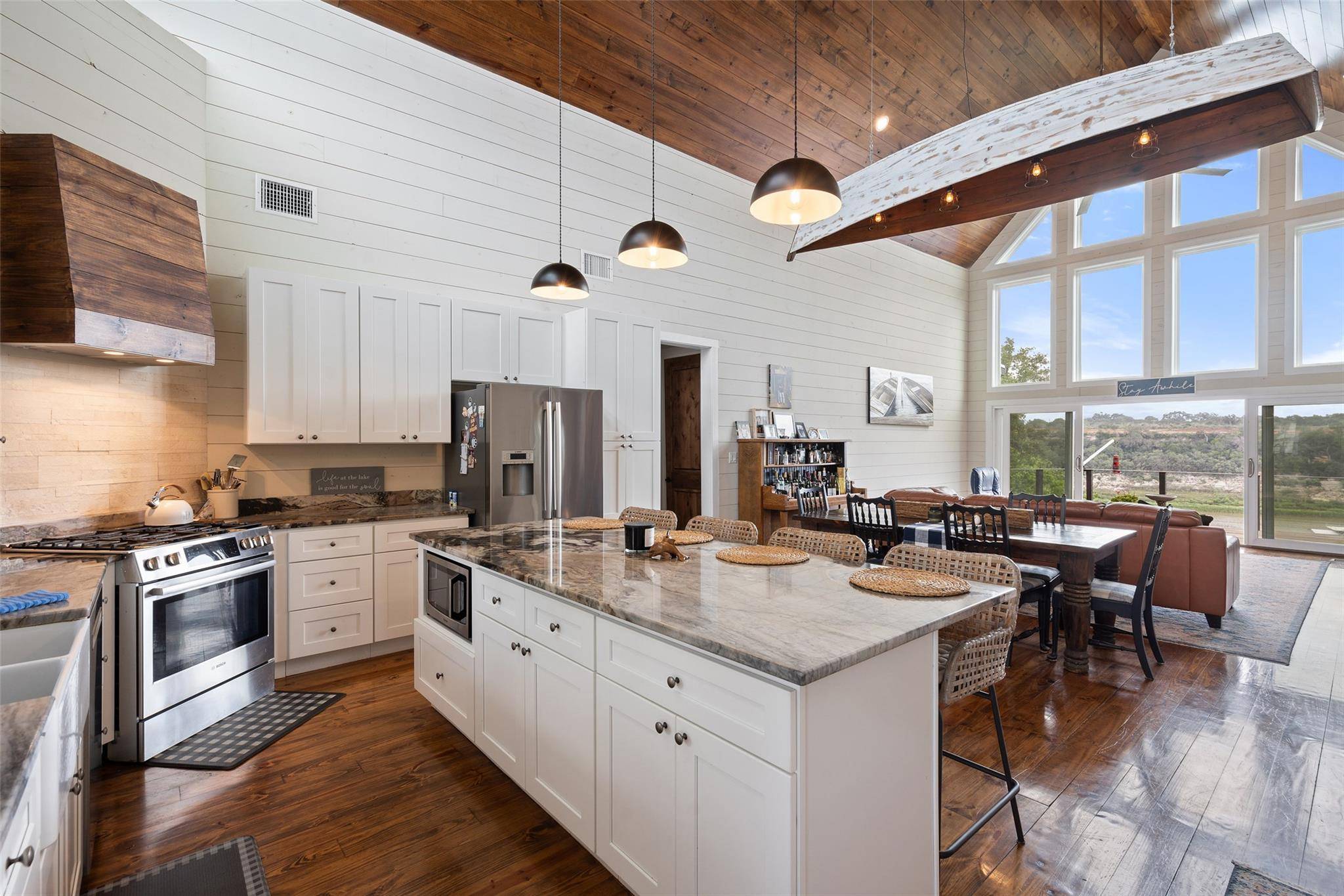 1289 Lakeshore DR, Spicewood, TX 78669