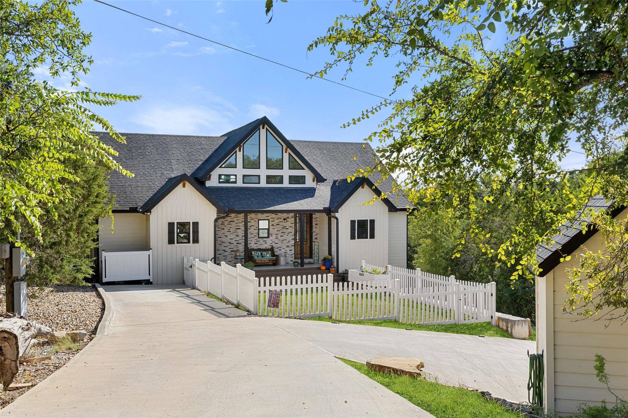1289 Lakeshore DR, Spicewood, TX 78669