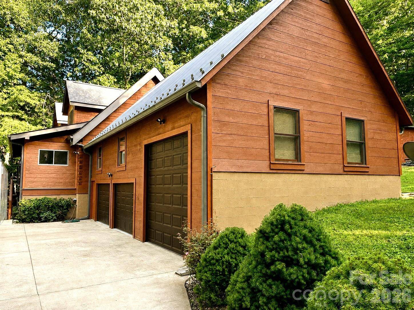153 Montgomery Place LN, Zirconia, NC 28790