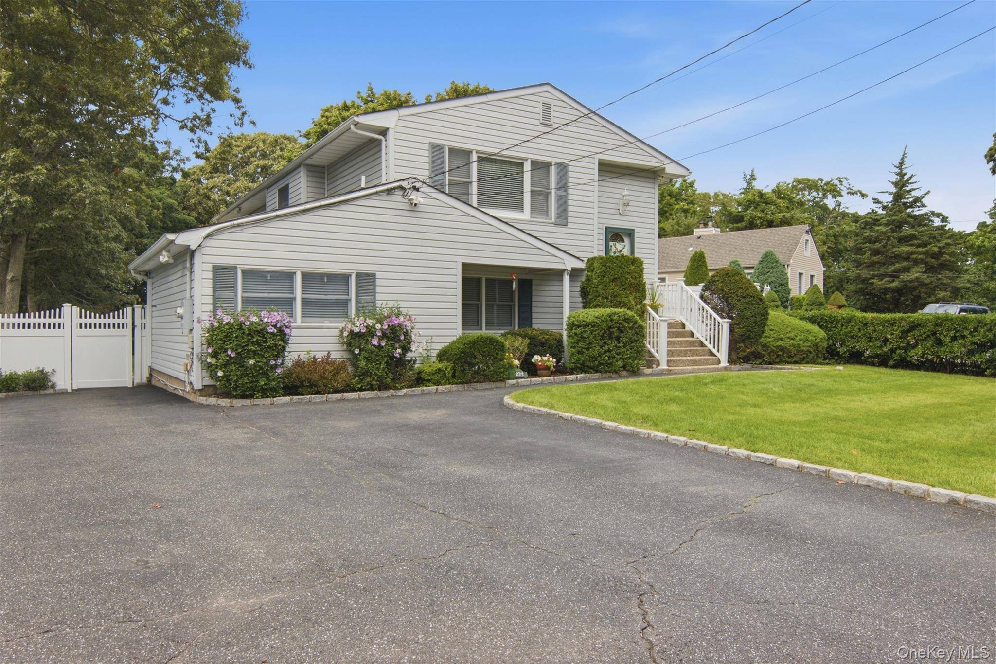 224 Holbrook AVE, Ronkonkoma, NY 11779