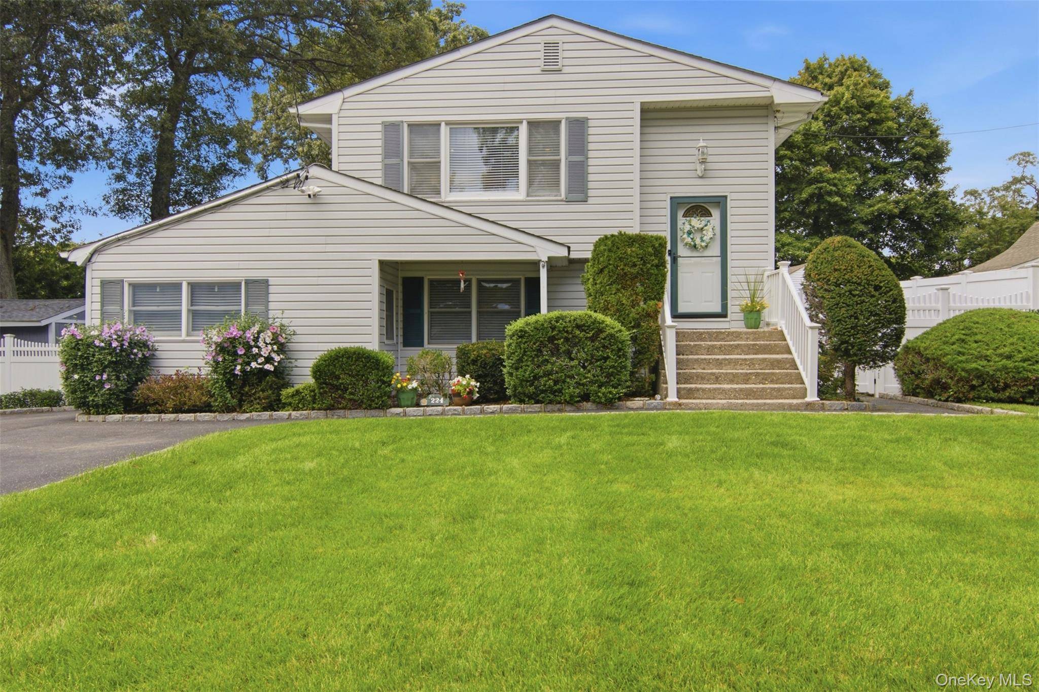 224 Holbrook AVE, Ronkonkoma, NY 11779