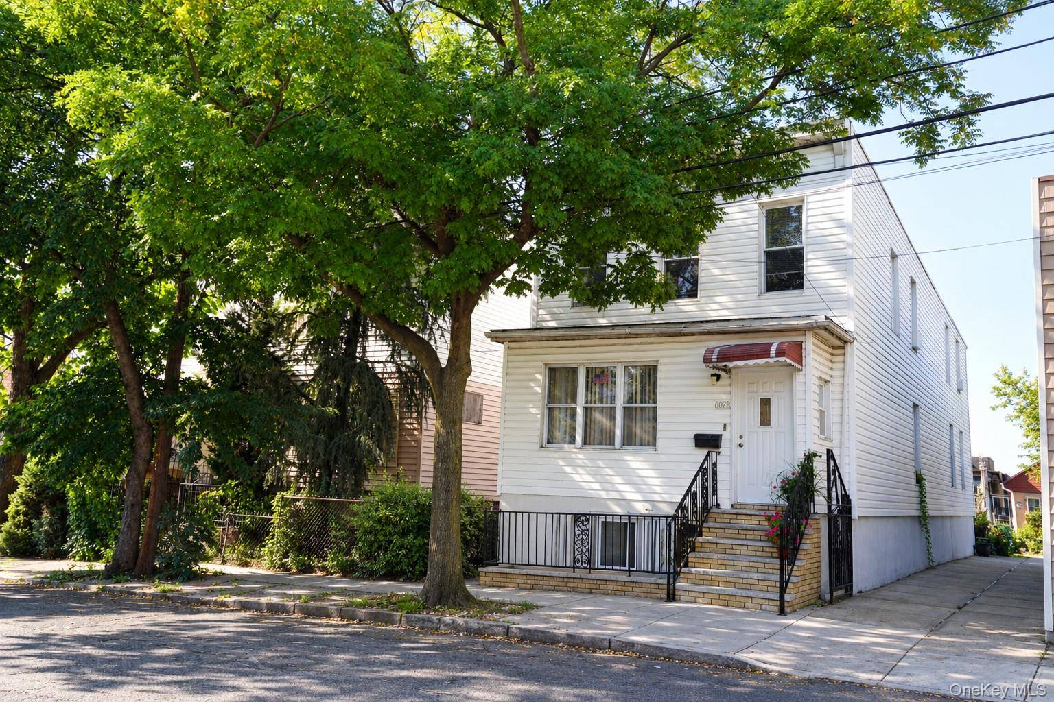 6075 59th AVE, Maspeth, NY 11378
