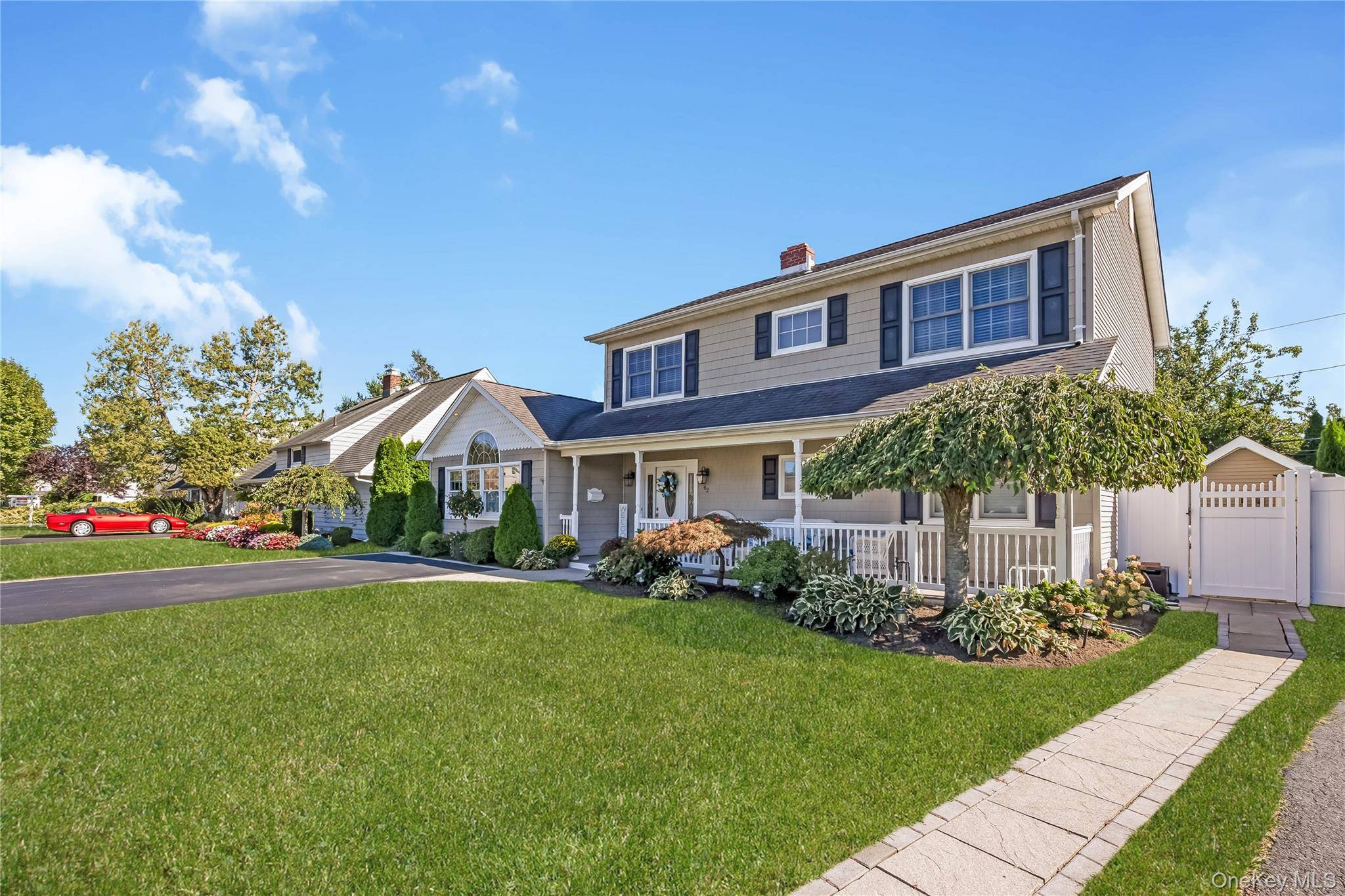42 Grey LN, Levittown, NY 11756