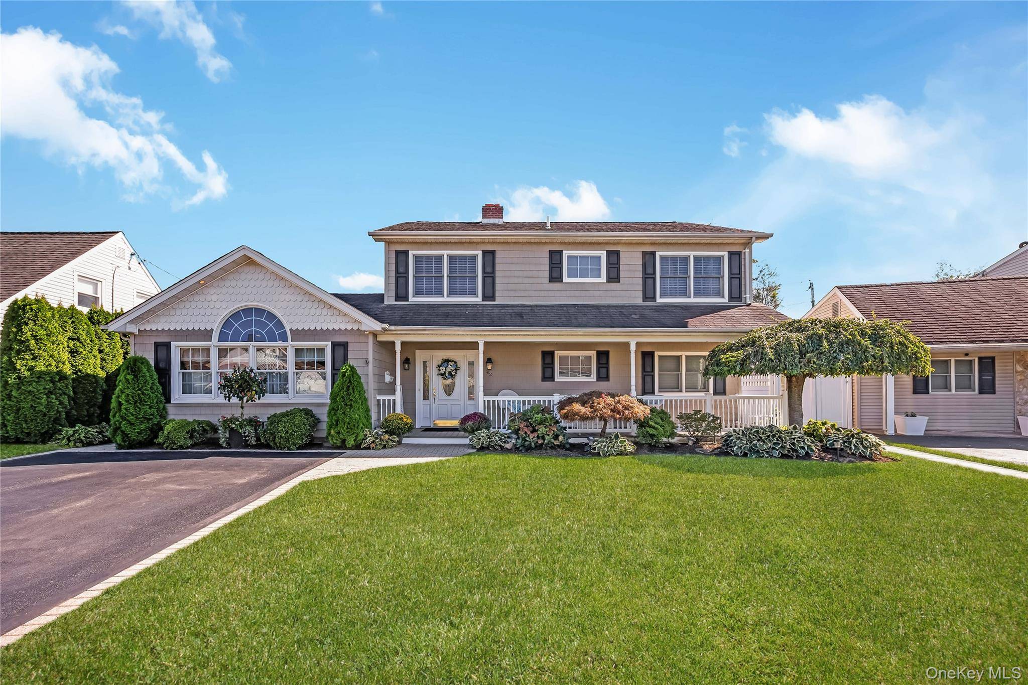 42 Grey LN, Levittown, NY 11756