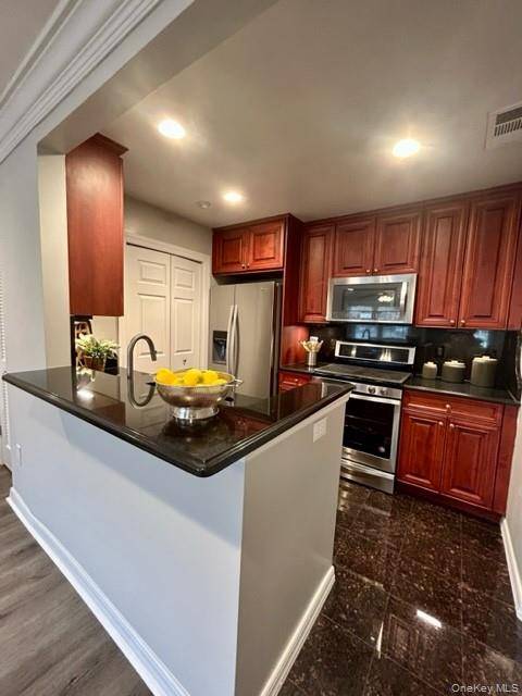 100 Vista View DR #807, Farmingville, NY 11738
