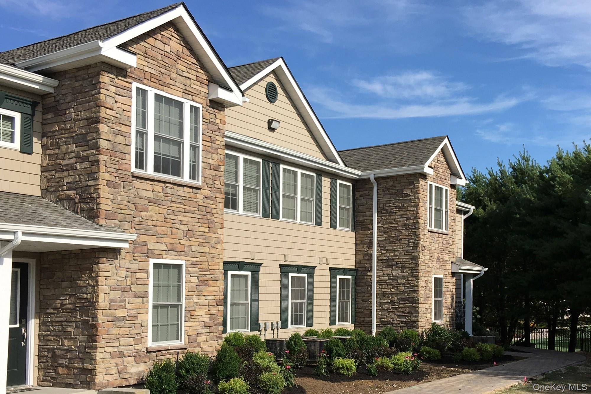 100 Vista View DR #807, Farmingville, NY 11738