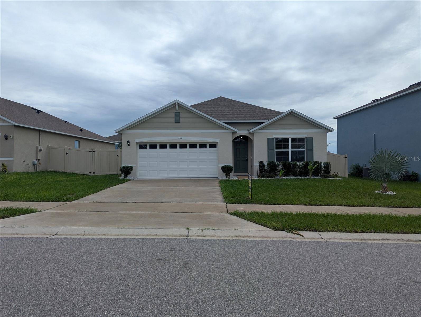 1903 HENIN CIR, Tavares, FL 32778