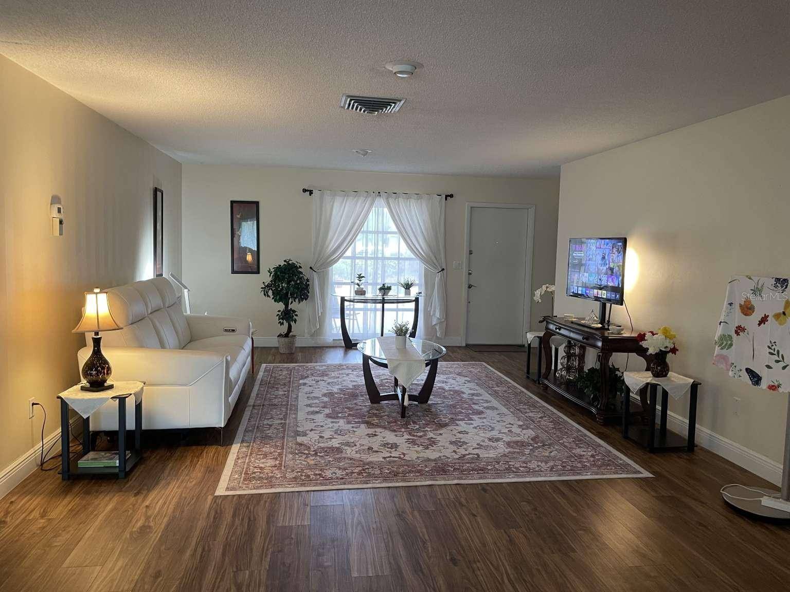 5624 PALM AIRE DR #V105, Sarasota, FL 34243