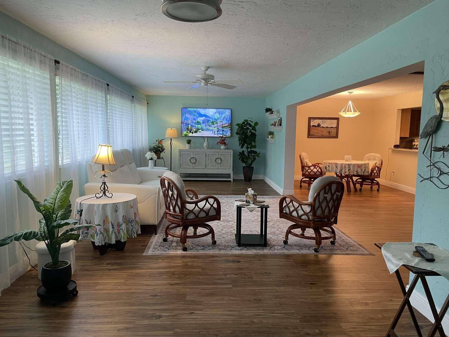 5624 PALM AIRE DR #V105, Sarasota, FL 34243