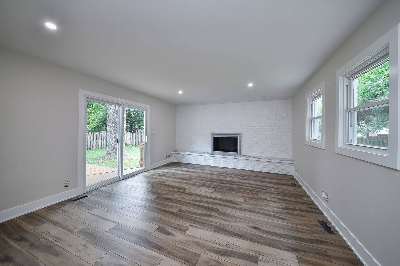 828 Valley LN, Geneva, IL 60134