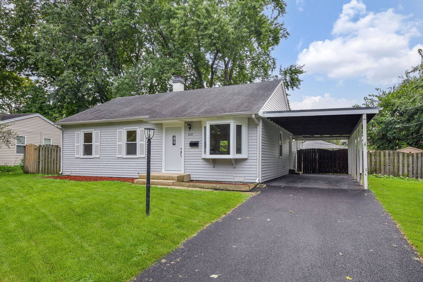 828 Valley LN, Geneva, IL 60134