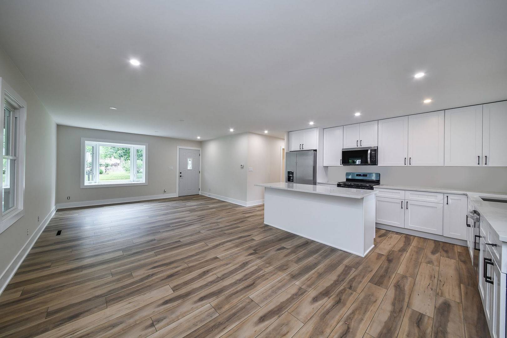 828 Valley LN, Geneva, IL 60134