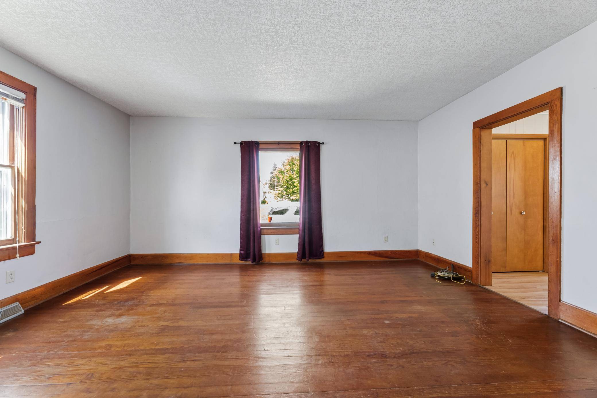 318 E Grove ST, Caledonia, MN 55921