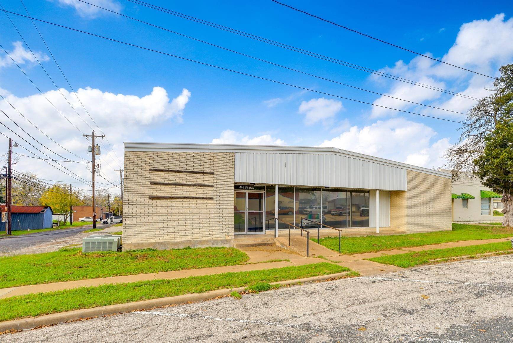 605 Upton Ave, Schulenburg, TX 78956