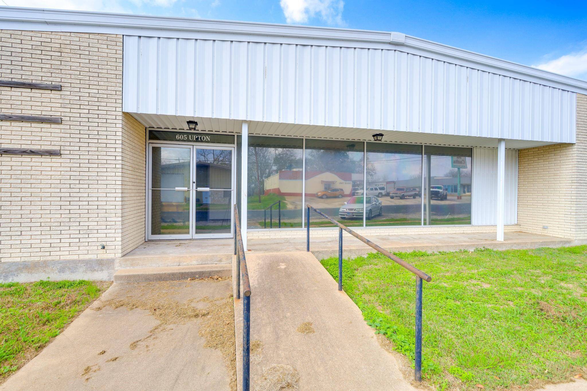 605 Upton Ave, Schulenburg, TX 78956