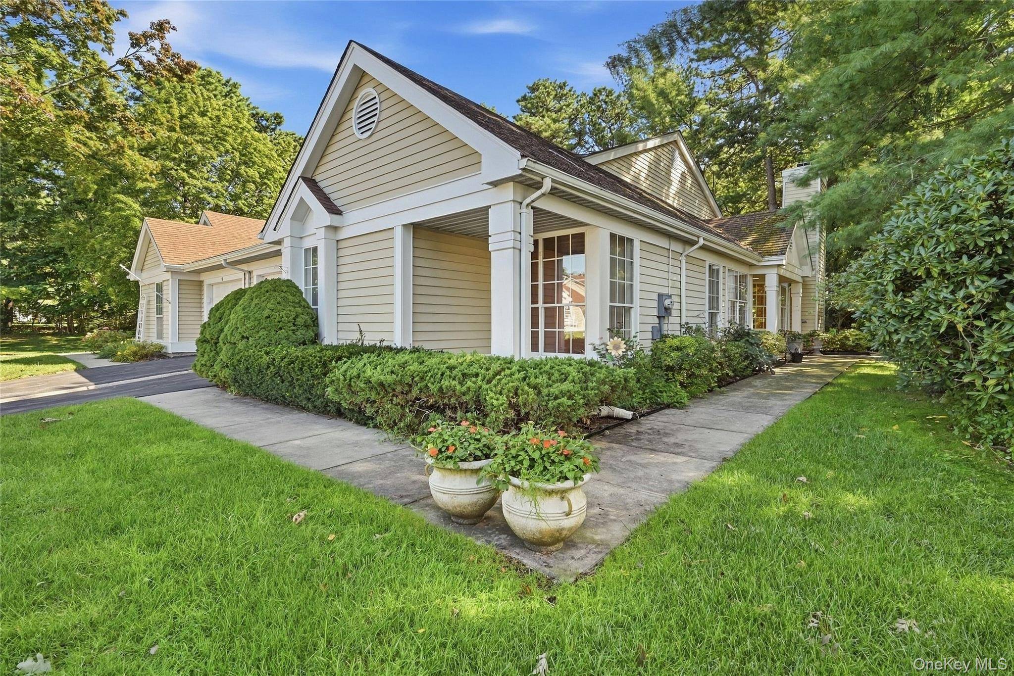 9 Oakdale CT, Ridge, NY 11961
